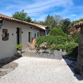 Fig Tree Cottage 1 x Super King or 2 x Single Beds, hotel in Busserolles