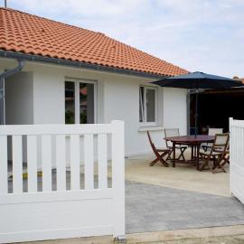 Maison tout confort 6 personnes à 300m de la plage - Clim & Wifi, hotel in Mimizan-Plage