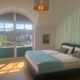 Villenzimmer mit eigenem Bad, Kunst und Aussicht