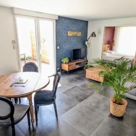 Cœurs de l ouest - appartement climatisé avec jardin et parking, hôtel à Craponne