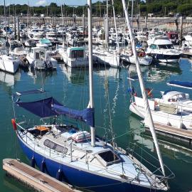 Sailboat land and sea, vegetated, hotel in La Rochelle