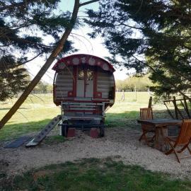 Roulotte irlandaise Polly, hotel in Saint-Vincent-en-Bresse