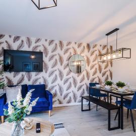 3 BDR - 5 Beds - Free Parking x2 - 2 Full Bath - Modern Equipped Liverpool Home - Walk to John Lennon Airport JLR Halewood Speke Boulevard By Samina, Arz Stays