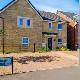 South Liverpool 5 Beds 2 Full Bath - Driveway Parking X2 - Speke Boulevard, Halewood - Walk to Airport, JLR - By Samina, Arz Stays