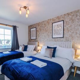 South Liverpool 5 Beds 2 Full Bath - NR Widnes, Warrington etc Driveway Parking X2 - Speke Boulevard, Halewood - Walk to Airport, JLR - By Samina, Arz Stays