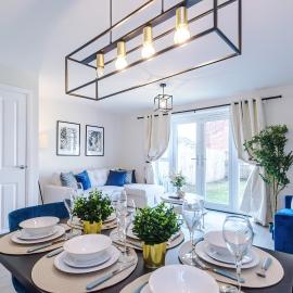 Modern Equipped Liverpool Home - Walk to John Lennon Airport JLR Speke - 3 BDR - 5 Beds - Free Parking x2 - 2 Full Bath - By Samina, Arz Stays