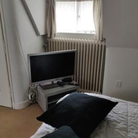 Zit slaapkamer op de 2e etage in een rietgedekte villa met gedeelde douche en keuken, khách sạn ở Wassenaar