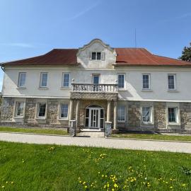 Vila Bílý Jelen apartments Ralsko、Kuřívodyのホテル