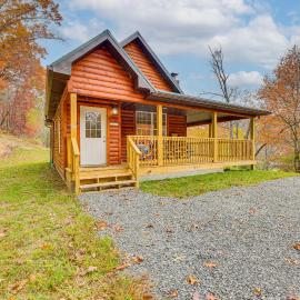 Near Greenbrier River! Mtn-View Cabin w/ Fire Pit，Marlinton的飯店