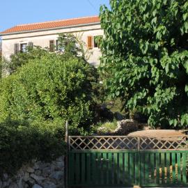 Romantisches Ferienhaus mit großem Garten 1200 qm, nah zu einem schönen Strand, hotel in Skrbčići