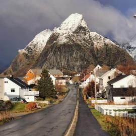Cozy Apartment with Reinebringen Mountain View - Reine, Lofoten, hotel in Reine