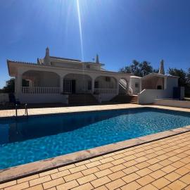 BnB Homes Luxurious Villa Stardust with Swimming pool & BBQ for Family Fun