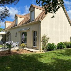 Chez Maison familiale la heuniere 27950 Normandie logement autonome boîte à clé capacité 6 pers proche de giverny paris Rouen a13, viešbutis mieste La Heunière