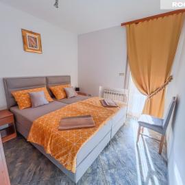 Villa Ruža Two Bedroom Retreat: Ližnjan şehrinde bir otel