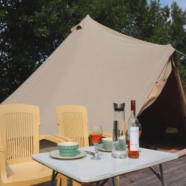 Glamour Tent in Frisian Woods near Cycling Route, hotelli kohteessa Twijzel