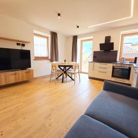 Alpine Lodge Tesero - Alpine Stay Apartments，泰塞羅的飯店