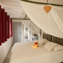 CABANE, BUNGALOW, BULLE ET SPA LE REFUGE ZEN ET BIEN ETRE, ξενοδοχείο σε Montpouillan
