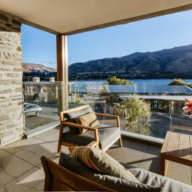 Lakeside central 3 bdrm Luxury!, hotel in Wanaka