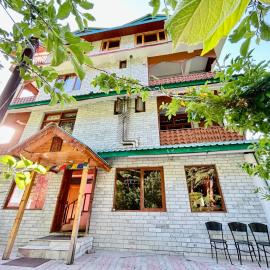 V Cottage, hotel sa Manāli