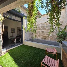 Maison des Remparts Intra-Muros spacieuse Patio avec Bassin Wifi Parking Gratuit, hotel in Aigues-Mortes