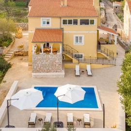 New apartments with an amazing pool، فندق في سالي