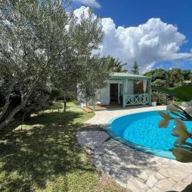 LaKaz Daniel - Bungalow avec piscine, hotel in Saint-Pierre