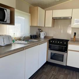 2 Bed Caravan - Sleeps 6 - Pets - Pool - Parking، فندق في نيوكواي