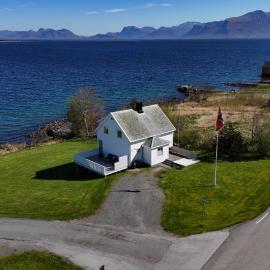 Sjønært feriehus, båt tilgjengelig for leie، فندق في أوليسوند
