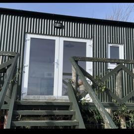 Shepherds hut in 7 acre field, hotel Ludworth városában