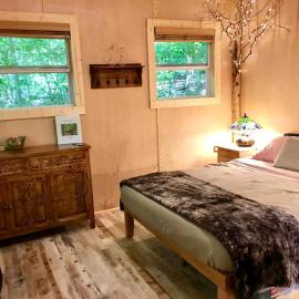 Glamping Tree House on an Impressive Property in Norwich, Connecticut, hotelli kohteessa Norwich