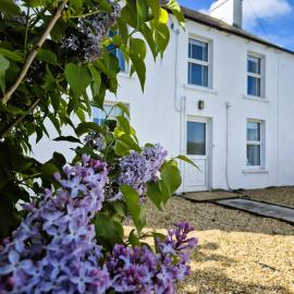 The Alpaca Farmhouse with hot tub and complimentary alpaca experience, hotelli kohteessa Dromara