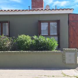 La casa, alquiler temporario - casa completa con cochera y patio- parrilla – hotel w mieście Villa Mercedes