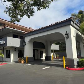 Days Inn by Wyndham Encinitas Moonlight Beach，恩西尼塔斯的飯店
