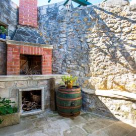 Visilo Heritage Stone House - A 300-year-old Legacy in the Heart of Pučišća, hotel di Pucisca