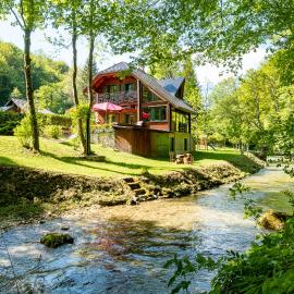Kuća za odmor uz rijeku Slapnica, u Parku prirode Žumberak, finska sauna i jacuzzi, hotel u gradu Krašić