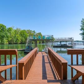 Lucky Dozen Lakehouse, hotel in Winchester