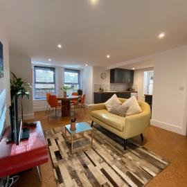 Spacious Double Apartment in Folkestone with parking, hotel v destinácii Folkestone