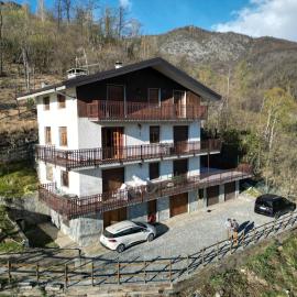 Pessinetto में, होटल Gold Cave casa vacanze relax nel bosco appartamenti