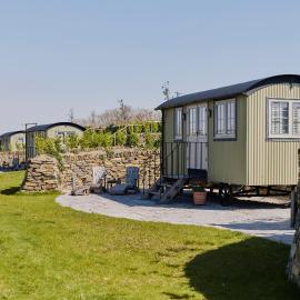 Shepherds Huts at The Cornish Arms，聖梅瑞恩的飯店