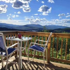 Mountains Getaway, מלון בCampton