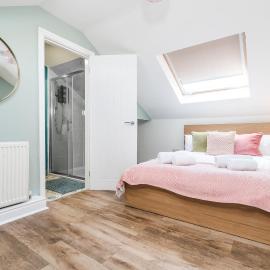 5 Bedroom House All En-Suite, Free Parking, Sleeps 10, khách sạn ở Wallasey