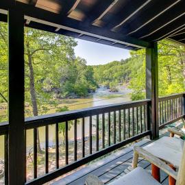 'The River Rest' Ellijay Cabin w/ Hot Tub!, Hotel in Ellijay