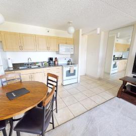 Spacious Waikiki Banyan Condo with Ample Sleeping, Walk to Beach, Great Views and Free Parking (22201), hotel a Honolulu
