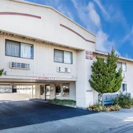 Super 8 by Wyndham Bishop, hotel u gradu 'Bishop'