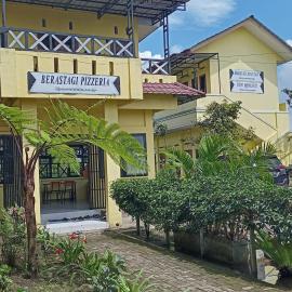 Berastagi Mountain View Homestay & Pizzeria, хотел в Берастаги