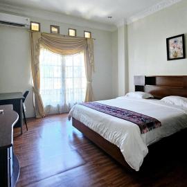 Flamboyan House, hotel Padangban
