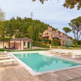 VILLA LIA 10, Emma Villas: Ascoli Piceno'da bir otel