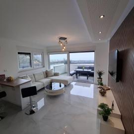 Deluxe apartment with swimming pool