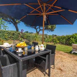 La Sciumara with beach access - Happy Rentals, hotel a Cannigione