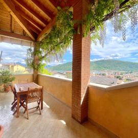 IseoLakeRental - Casa Glicine, hotel en Sarnico